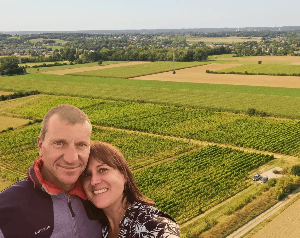 Franck et Maryline, fondateurs de La Voix des Mêlés, devant leur vignoble dans la région de Mons